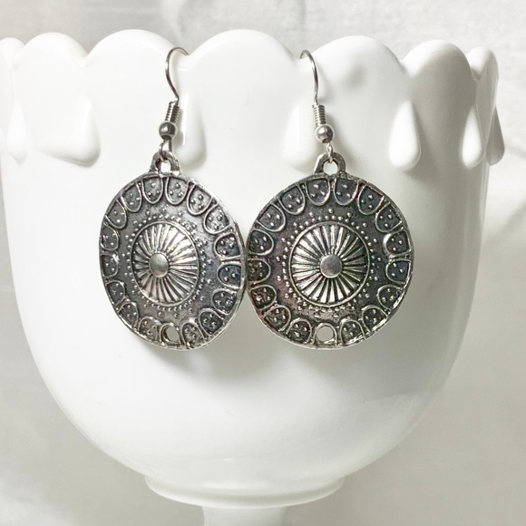 ELIZABETH BOUTIQUE Jewelry - 🔴🔴SALE 3/$10.  NWT  **BOUTIQUE*      EARRINGS